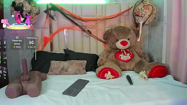 Snapshot of NikkyyRed chatting on 10.28.25 NikkyyRed online show from 10.28.25