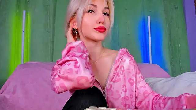Snapshot of LisaFoxyMe chatting on 05.14.26 LisaFoxyMe online show from 05.14.26