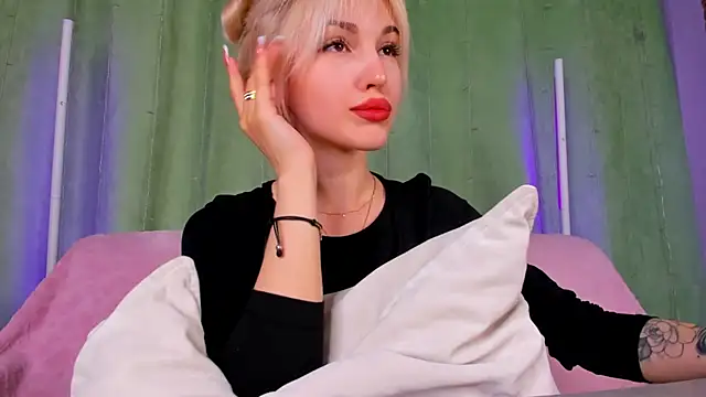 Snapshot of LisaFoxyMe chatting on 05.23.26 LisaFoxyMe online show from 05.23.26
