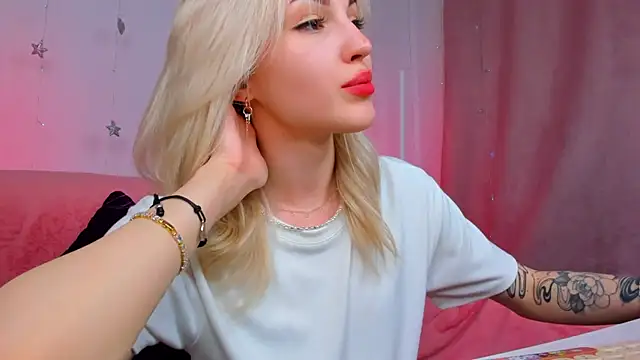 Snapshot of LisaFoxyMe chatting on 05.28.26 LisaFoxyMe online show from 05.28.26