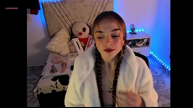 Mia Victoria22 online show from 04.18.26