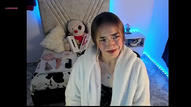 Mia Victoria22 online show from 04.21.26