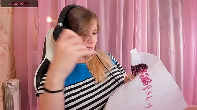 Snapshot of Anabel-Candy chatting on 10.19.25 Anabel-Candy online show from 10.19.25