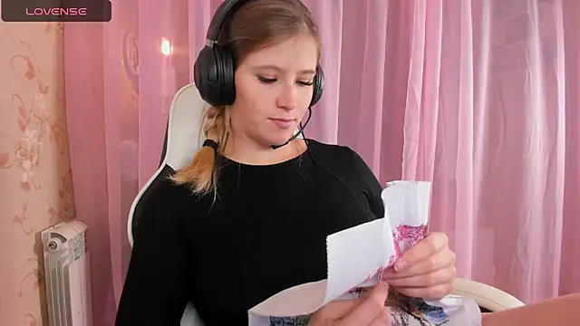Snapshot of Anabel-Candy chatting on 10.20.25 Anabel-Candy online show from 10.20.25