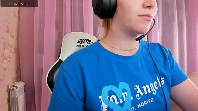 Snapshot of Anabel-Candy chatting on 10.21.25 Anabel-Candy online show from 10.21.25