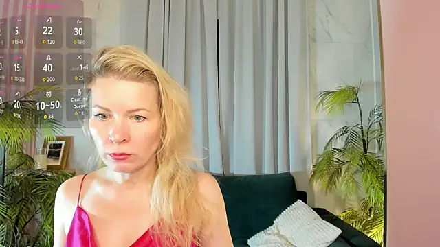 Snapshot of Julia_Giulia chatting on 04.19.26 Julia Giulia online show from 04.19.26