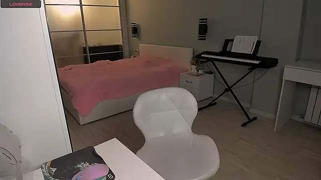 LolaVexx online show from 10.14.25