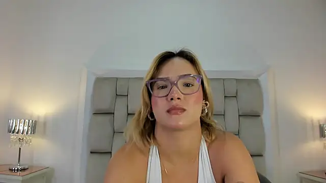 Snapshot of frehia_dimou chatting on 04.24.26 frehia dimou online show from 04.24.26
