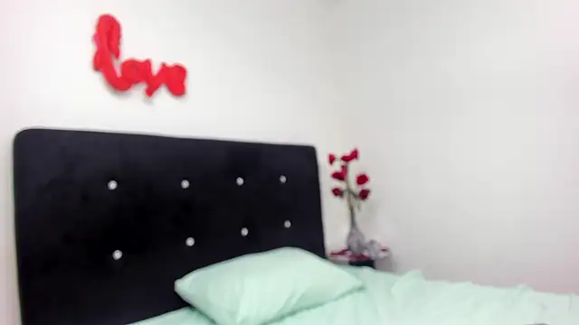 RoxanaBorns  online show from 02.15.26