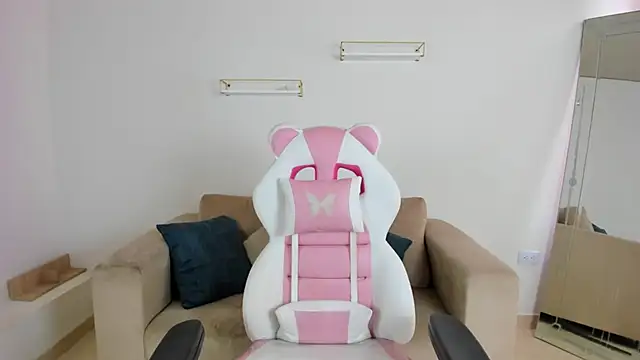 april smiith online show from 12.16.25