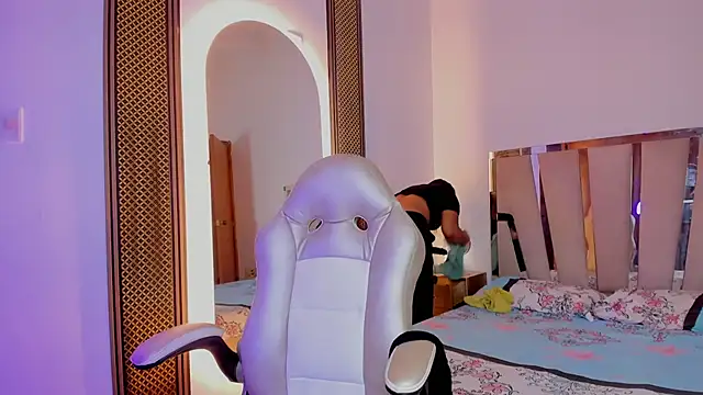 Elowen Clark online show from 11.25.25