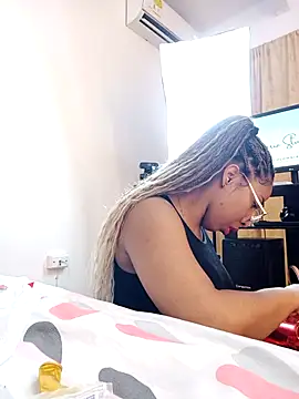 Snapshot of Elowen_Clark chatting on 02.14.26 Elowen Clark online show from 02.14.26