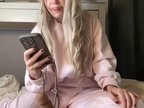 Snapshot of Wodkarella chatting on 10.09.25 Wodkarella online show from 10.09.25