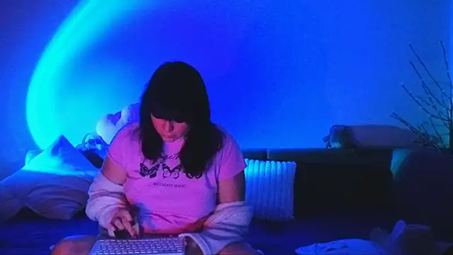 Bella Hillss online show from 02.10.26