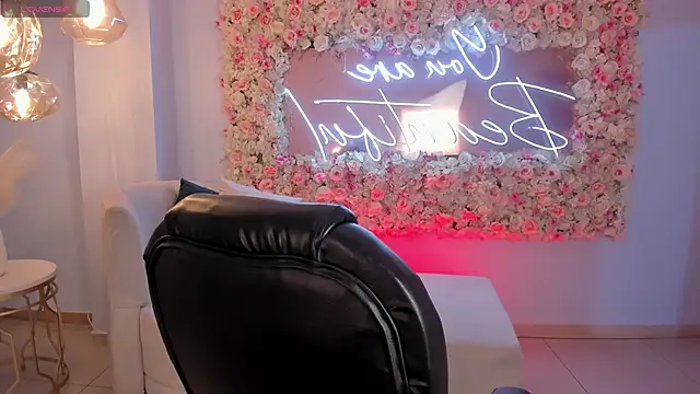 MiaLaurence online show from 10.05.25