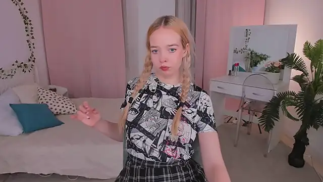 Snapshot of BellaMontgomery chatting on 10.11.25 BellaMontgomery online show from 10.11.25