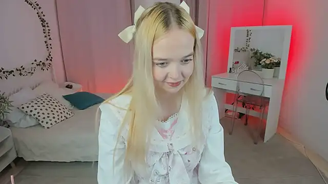 Snapshot of BellaMontgomery chatting on 10.15.25 BellaMontgomery online show from 10.15.25