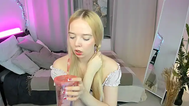 Snapshot of BellaMontgomery chatting on 10.16.25 BellaMontgomery online show from 10.16.25