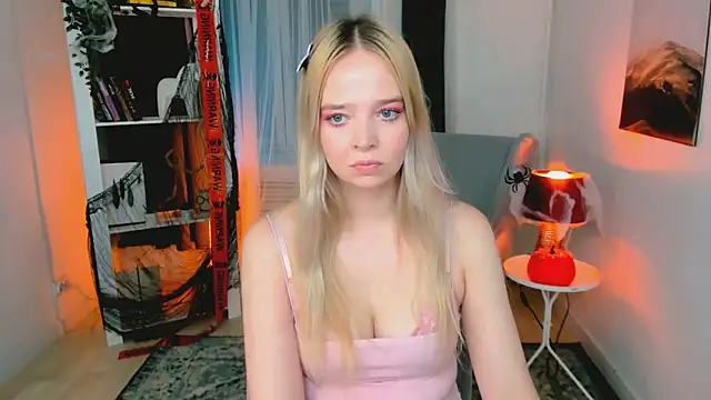 Snapshot of BellaMontgomery chatting on 10.28.25 BellaMontgomery online show from 10.28.25