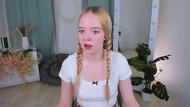 Snapshot of BellaMontgomery chatting on 11.04.25 BellaMontgomery online show from 11.04.25