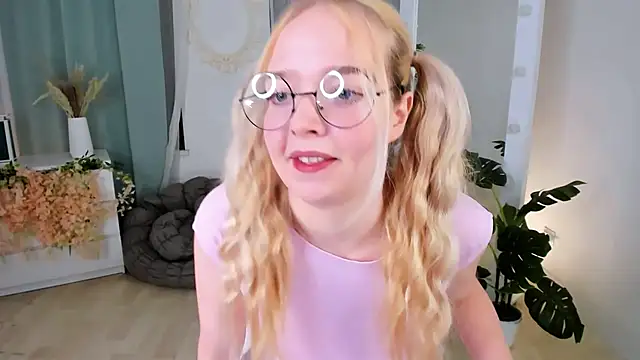 Snapshot of BellaMontgomery chatting on 11.05.25 BellaMontgomery online show from 11.05.25