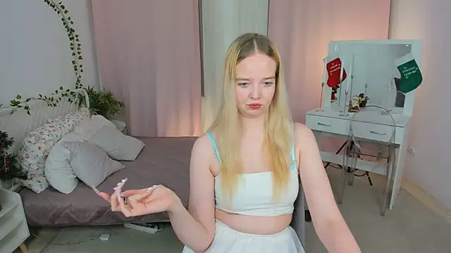 Snapshot of BellaMontgomery chatting on 12.21.25 BellaMontgomery online show from 12.21.25