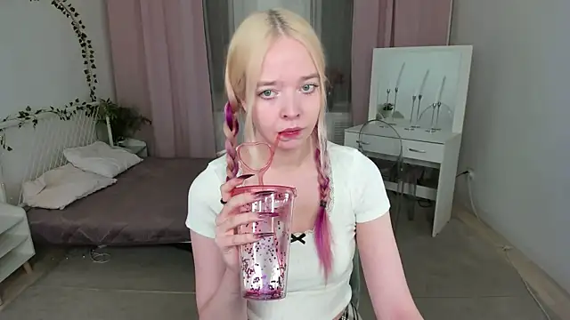 Snapshot of BellaMontgomery chatting on 01.15.26 BellaMontgomery online show from 01.15.26