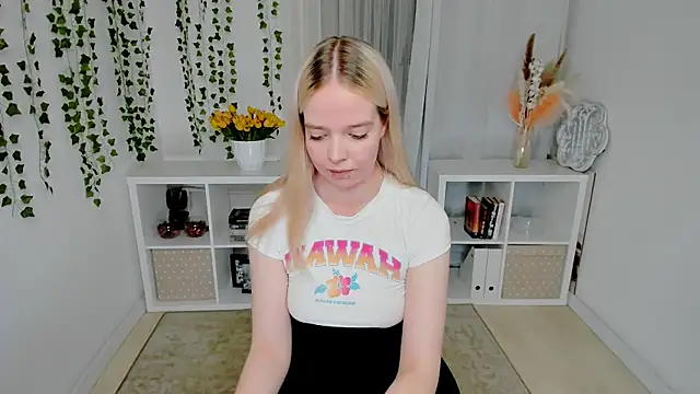 Snapshot of BellaMontgomery chatting on 06.19.26 BellaMontgomery online show from 06.19.26