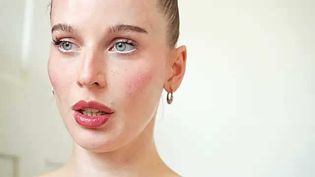 Snapshot of ellaa91 chatting on 10.31.25 ellaa91 online show from 10.31.25