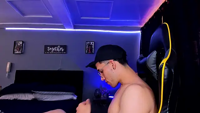 Snapshot of alexgiraldo__ chatting on 09.19.25 alexgiraldo online show from 09.19.25