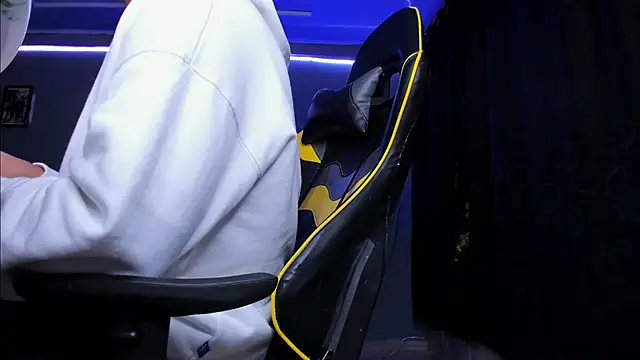 Snapshot of alexgiraldo__ chatting on 10.27.25 alexgiraldo online show from 10.27.25