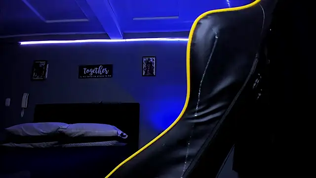 Snapshot of alexgiraldo__ chatting on 11.01.25 alexgiraldo online show from 11.01.25