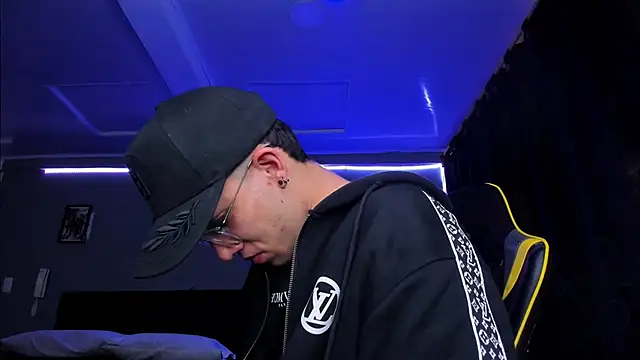 Snapshot of alexgiraldo__ chatting on 11.03.25 alexgiraldo online show from 11.03.25