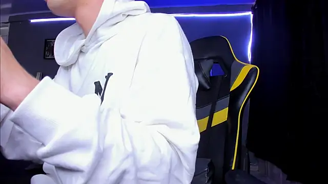 Snapshot of alexgiraldo__ chatting on 11.04.25 alexgiraldo online show from 11.04.25