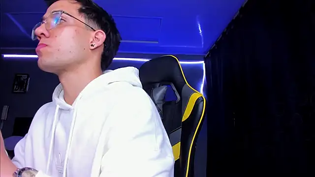 Snapshot of alexgiraldo__ chatting on 11.14.25 alexgiraldo online show from 11.14.25