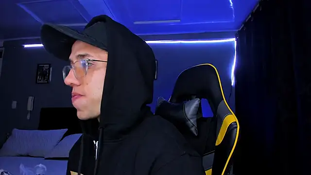 Snapshot of alexgiraldo__ chatting on 12.01.25 alexgiraldo online show from 12.01.25