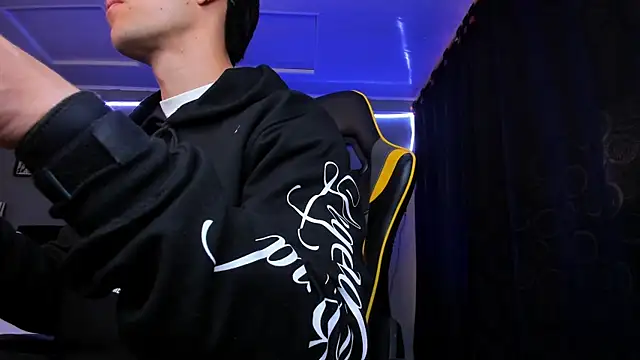 Snapshot of alexgiraldo__ chatting on 12.03.25 alexgiraldo online show from 12.03.25