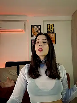 Snapshot of mishelkrave_ chatting on 10.18.25 mishelkrave  online show from 10.18.25