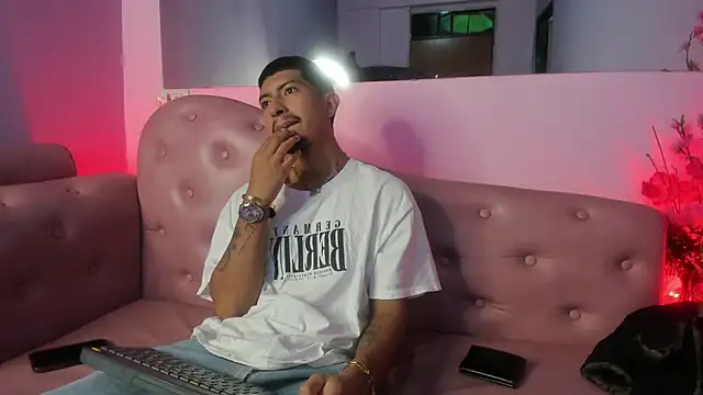 Snapshot of AxelAndJeremy chatting on 09.28.25 AxelAndJeremy online show from 09.28.25