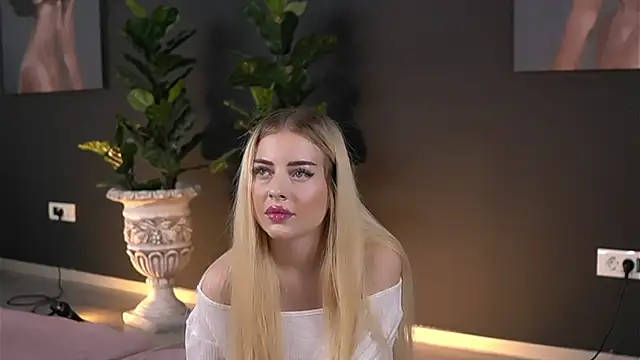 Snapshot of SerenaNoir chatting on 10.18.25 SerenaNoir online show from 10.18.25
