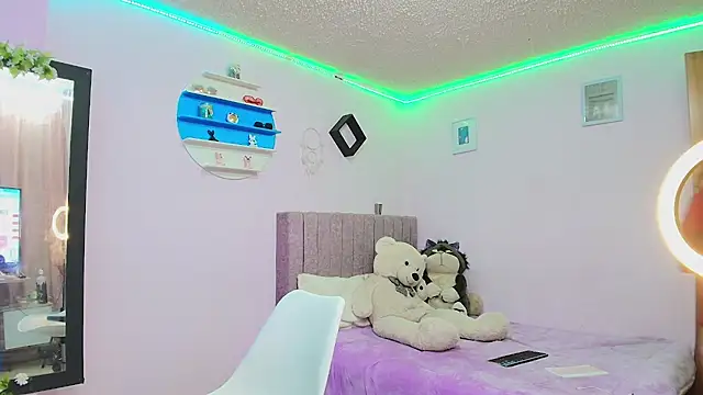 MiSofialeal online show from 11.24.25