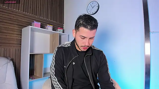 Snapshot of Axel_grey_ chatting on 10.06.25 Axel grey online show from 10.06.25