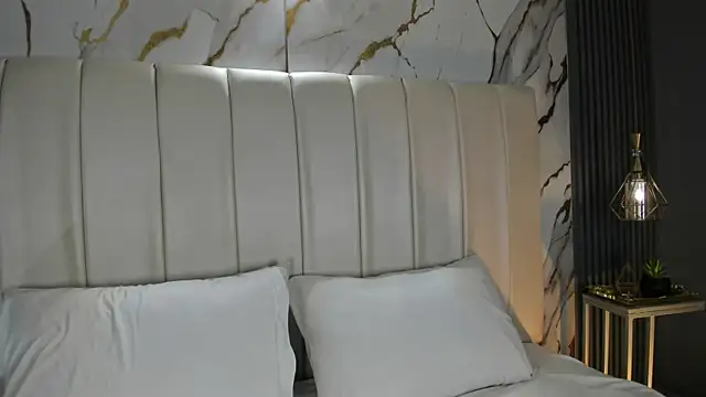 Snapshot of CarolineLee_ chatting on 04.22.26 CarolineLee online show from 04.22.26