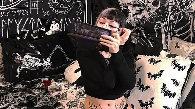 Snapshot of Paige_Turner chatting on 03.18.26 Paige Turner online show from 03.18.26