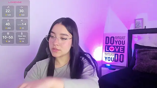 Snapshot of KimGarces chatting on 09.13.25 KimGarces online show from 09.13.25