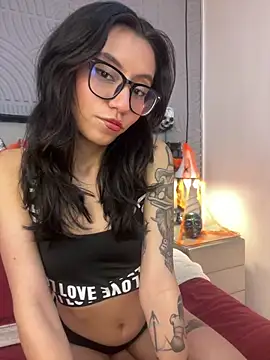 eviegothel  online show from 10.30.25