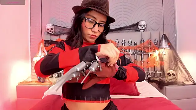 eviegothel  online show from 10.31.25