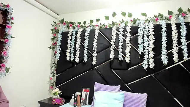 Nanis James online show from 09.28.25