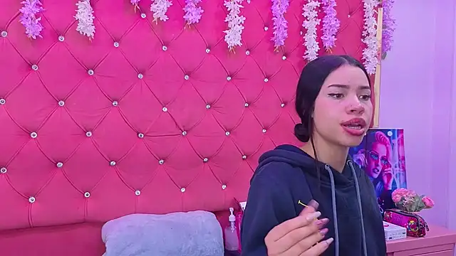 Nanis James online show from 11.08.25