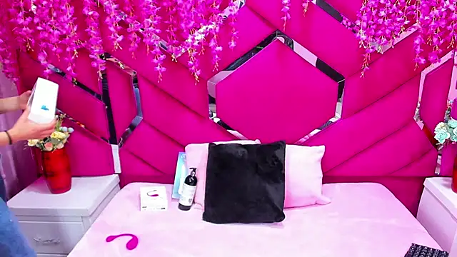 Nanis James online show from 12.14.25